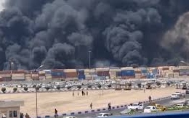 Rookwolk kleurt Iraanse lucht zwart na explosie in haven