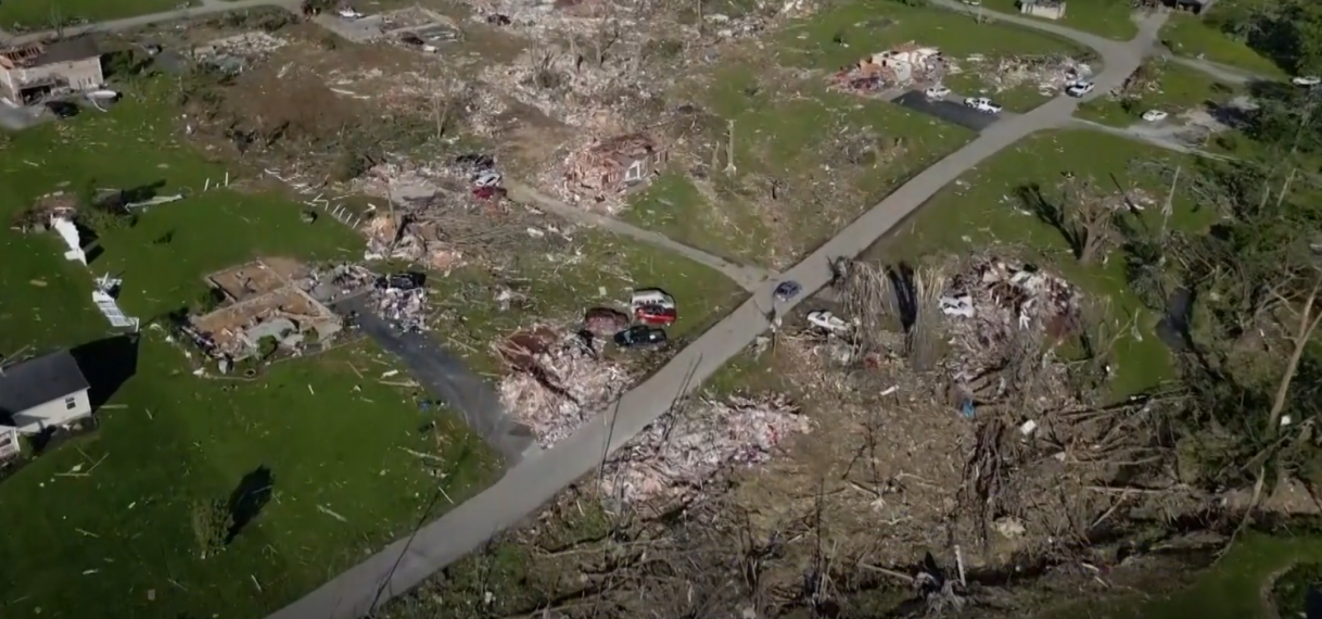 UPDATE: Dronebeelden laten ravage in VS zien na tornado’s