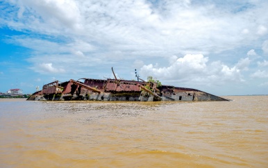 Suriname’s roestige oorlogsmonument “De Goslar”, blijft in de rivier