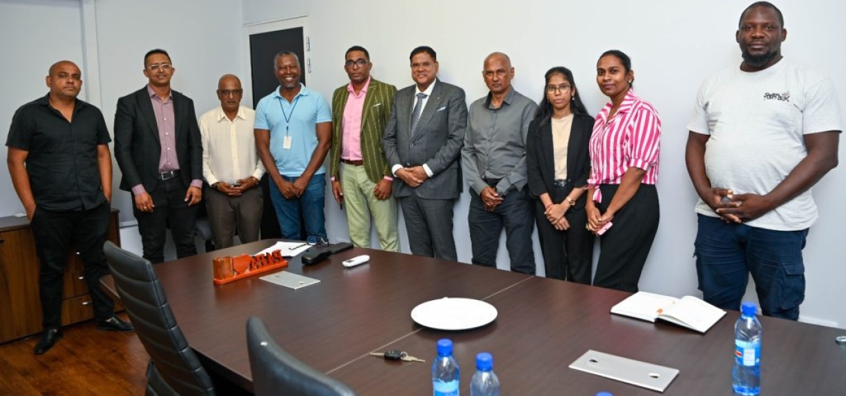 President Santokhi stelt commissie in voor hervorming schoolvervoer