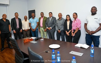 President Santokhi stelt commissie in voor hervorming schoolvervoer