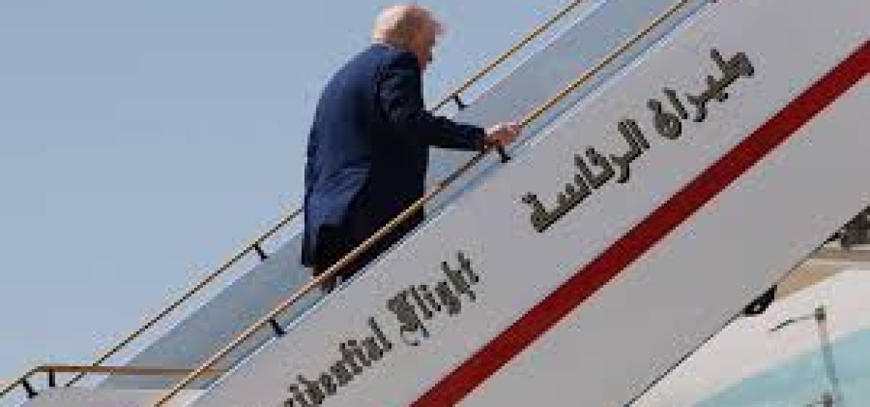 Trump negeert kritiek en gaat door Qatar aangeboden luxe vliegtuig gebruiken
