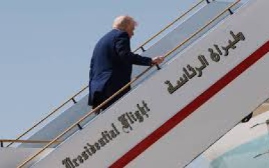 Trump negeert kritiek en gaat door Qatar aangeboden luxe vliegtuig gebruiken