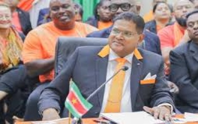 Santokhi wil Suriname nu op eigen kracht leiden