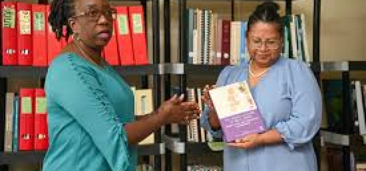 Japan doneert 200 boeken aan Suriname Diplomaten Instituut