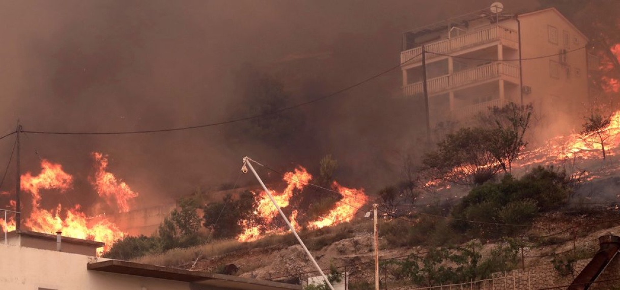 Mensen vluchten voor bosbrand aan Kroatische kust