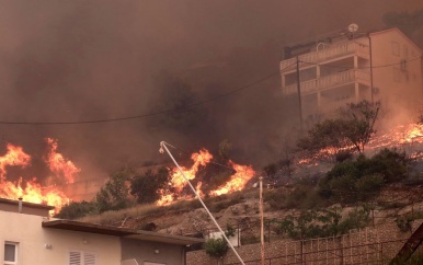 Mensen vluchten voor bosbrand aan Kroatische kust