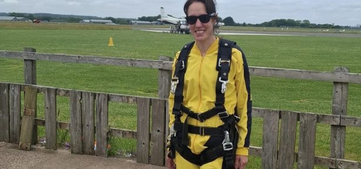 Parachute klapt niet open: Britse moeder (48) komt om bij duosprong voor ogen van stiefzoontje (9)