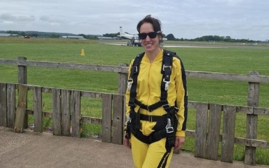 Parachute klapt niet open: Britse moeder (48) komt om bij duosprong voor ogen van stiefzoontje (9)