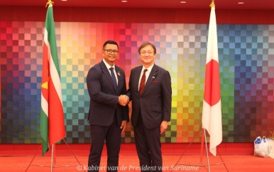 Minister Dasai bezoekt landenpaviljoens op Expo 2025 in Japan