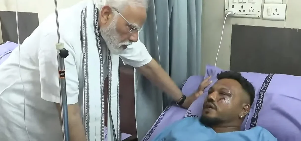 UPDATE: Enige overlevende vliegtuigcrash India loopt zelf naar ambulance