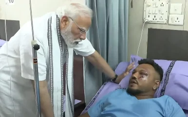 UPDATE: Enige overlevende vliegtuigcrash India loopt zelf naar ambulance