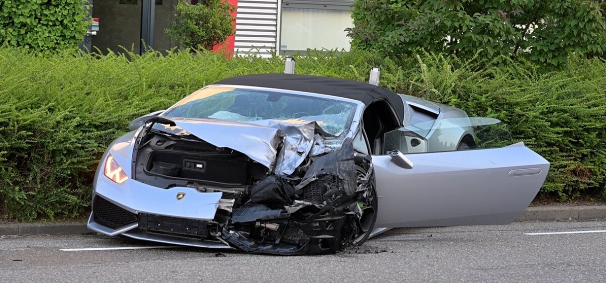Dure Lamborghini in de kreukels na harde botsing in Moordrecht
