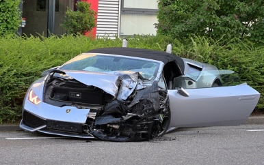 Dure Lamborghini in de kreukels na harde botsing in Moordrecht
