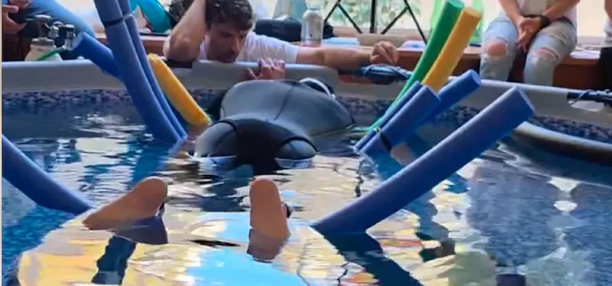 Freediver houdt bijna half uur zijn adem in en pakt wereldrecord