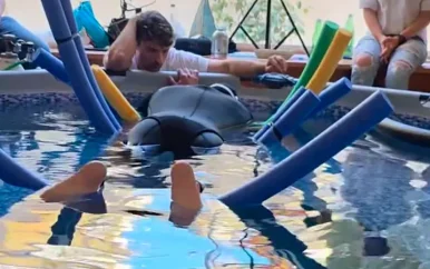 Freediver houdt bijna half uur zijn adem in en pakt wereldrecord