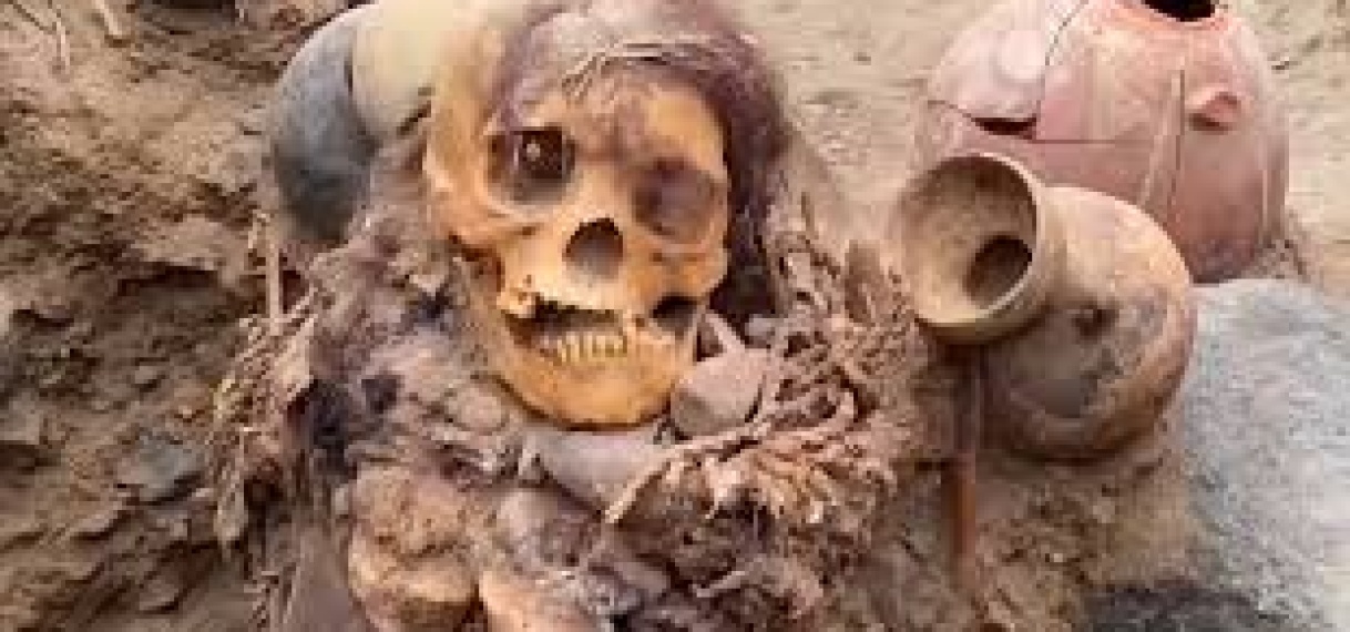 Bouwers vinden duizend jaar oude mummie tijdens graafwerk in Peru