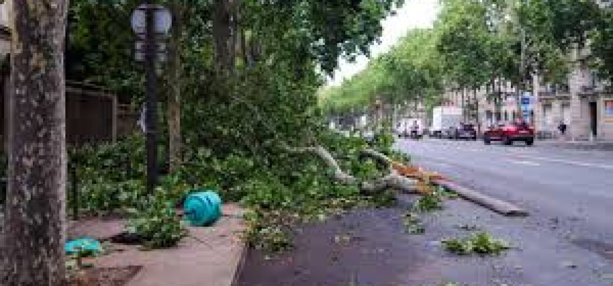 Twee doden en flinke schade in Frankrijk door zwaar onweer na hittegolf