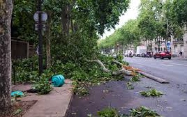 Twee doden en flinke schade in Frankrijk door zwaar onweer na hittegolf