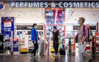 Schiphol haalt misleidende prijskaartjes bij parfums weg uit winkels