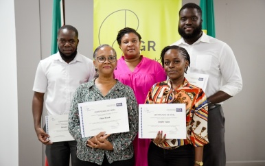 Vijf functionarissen BIS ontvangen certificaat na succesvolle afronding cursus Portugees