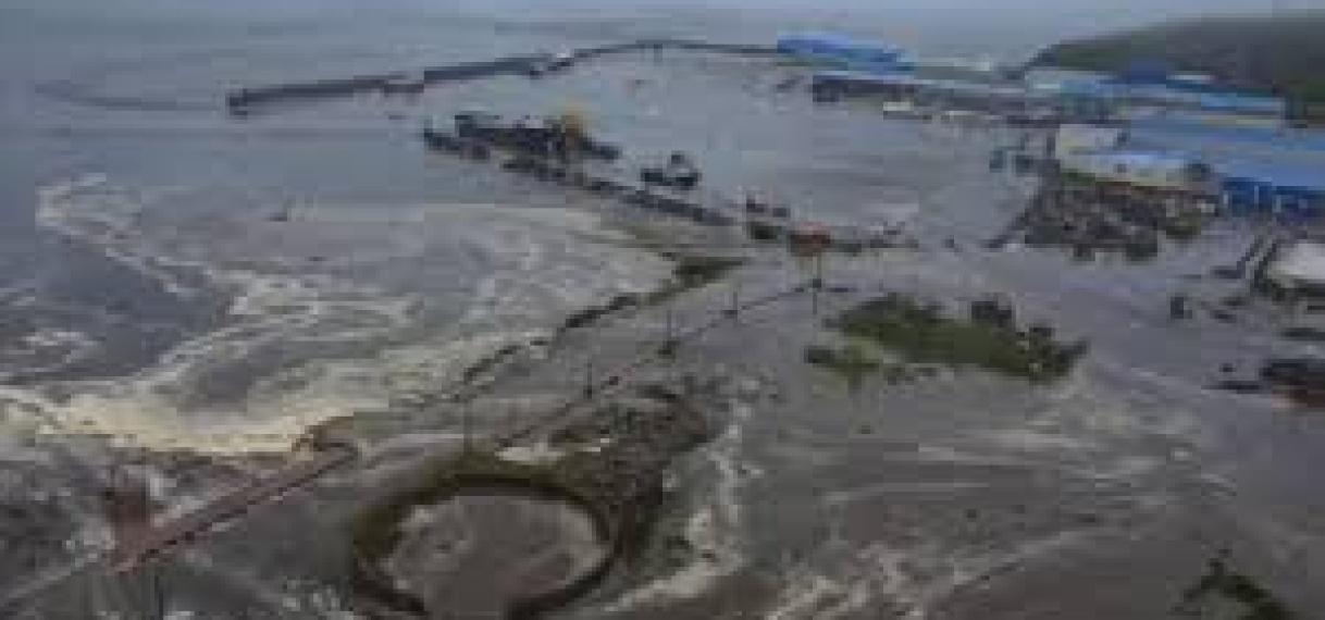 Tsunami zet Russische havenstad onder water na zeldzaam zware aardbeving