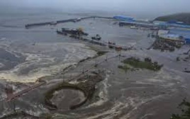 Tsunami zet Russische havenstad onder water na zeldzaam zware aardbeving