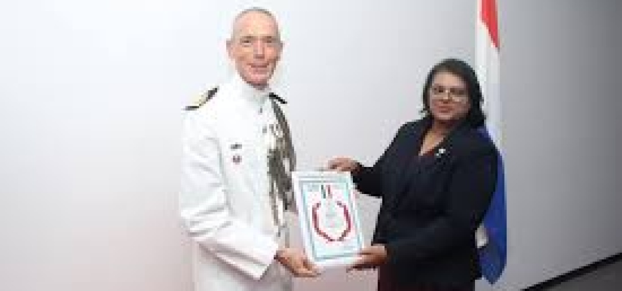 Nederlandse defensieattaché Overste Geordie Klein kijgt een medaille voor Speciale Dienste