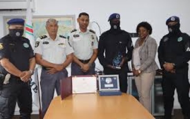 Lid Arrestatie Team geëerd na succesvolle training in Abu Dhabi