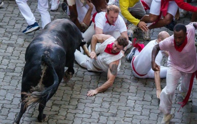 Spanjaard gespietst op hoorn tijdens stierenrennen in centrum van Pamplona