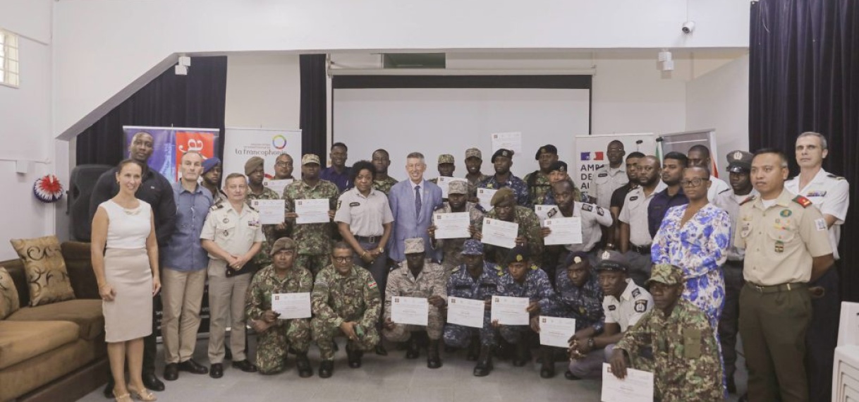 Militairen en politieagenten sluiten training Frans en Haitiaans-Creools succesvol af