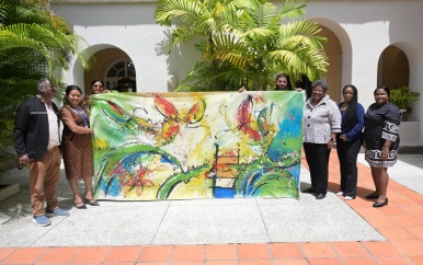 Surinaamse Carifesta-delegatie overhandigt schilderij aan premier Mottley