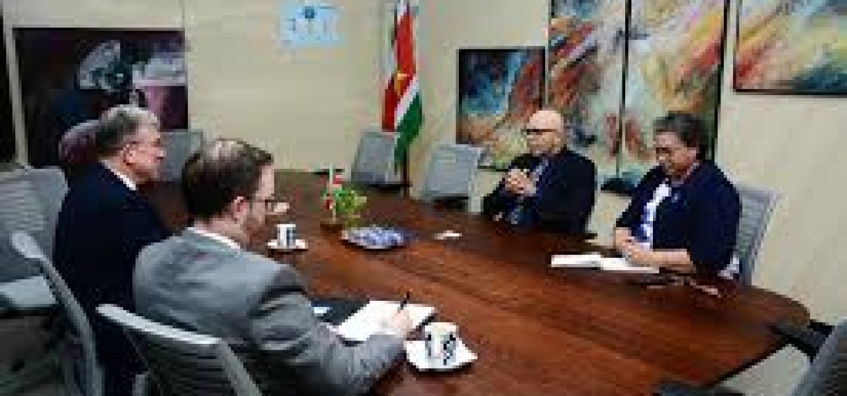 Chinese ambassadeur bespreekt onderwijs- en cultuurkansen met minister Currie
