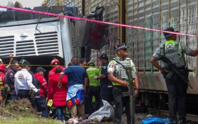 Zeker tien doden na botsing tussen vrachttrein en bus in Mexico