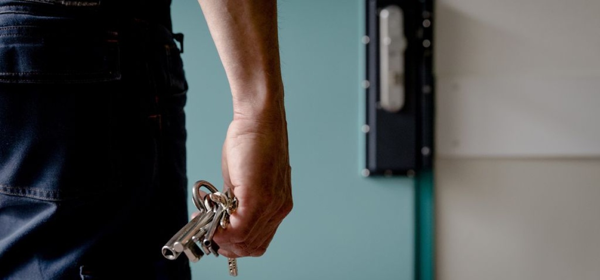 Gevangenen komen nu vrijwel altijd twee weken eerder vrij door cellentekort