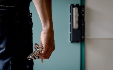 Gevangenen komen nu vrijwel altijd twee weken eerder vrij door cellentekort