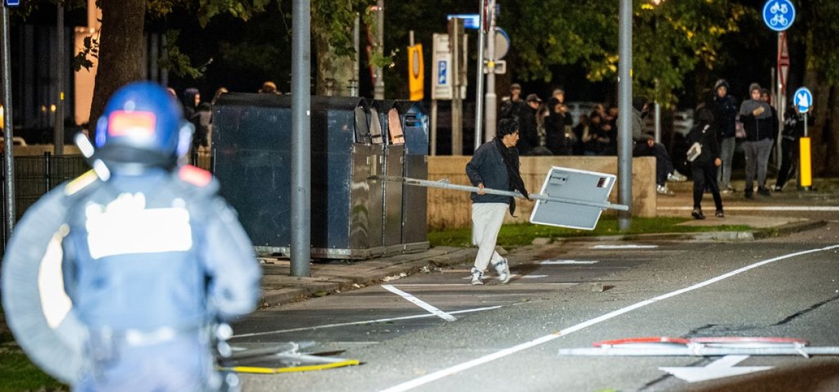 ME ingezet na koranverbranding bij azc Hoofddorp: tegenstanders gooien stenen en vuurwerk