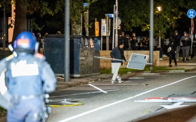 ME ingezet na koranverbranding bij azc Hoofddorp: tegenstanders gooien stenen en vuurwerk