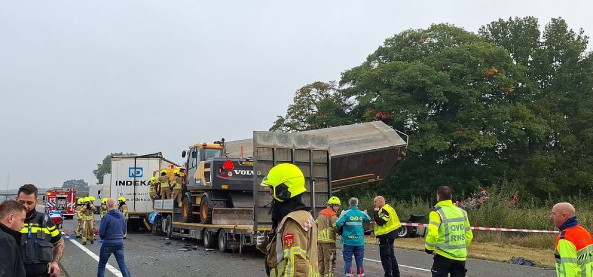 Dode bij ongeval met vier vrachtwagens op A73 bij Belfeld