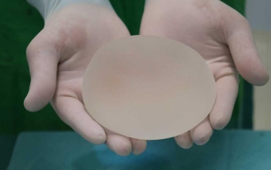 Massaclaim tegen farmaceut: 60.000 vrouwen eisen schadevergoeding om borstimplantaten