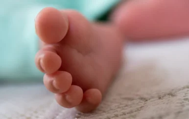 Artsen verwijderen twee foetussen uit buik van baby in India