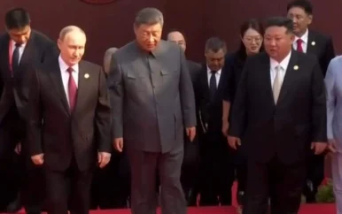 Xi, Poetin en Kim kijken samen naar militaire parade in Peking