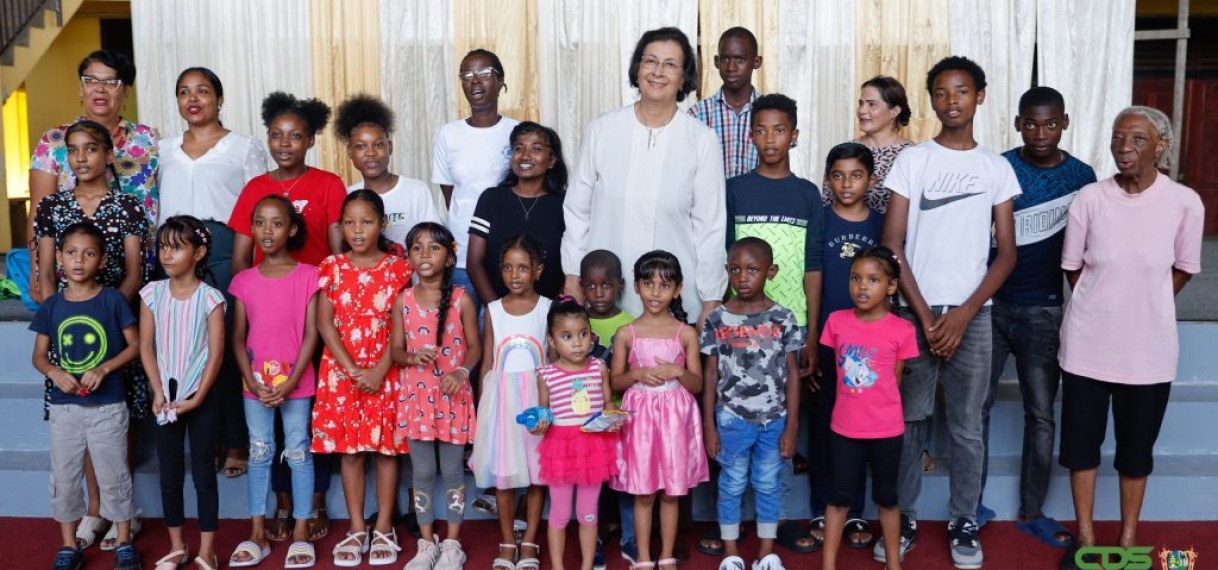 President Simons bezoekt kindertehuizen Open Poort en Gaytrie