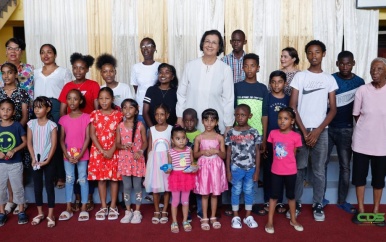 President Simons bezoekt kindertehuizen Open Poort en Gaytrie