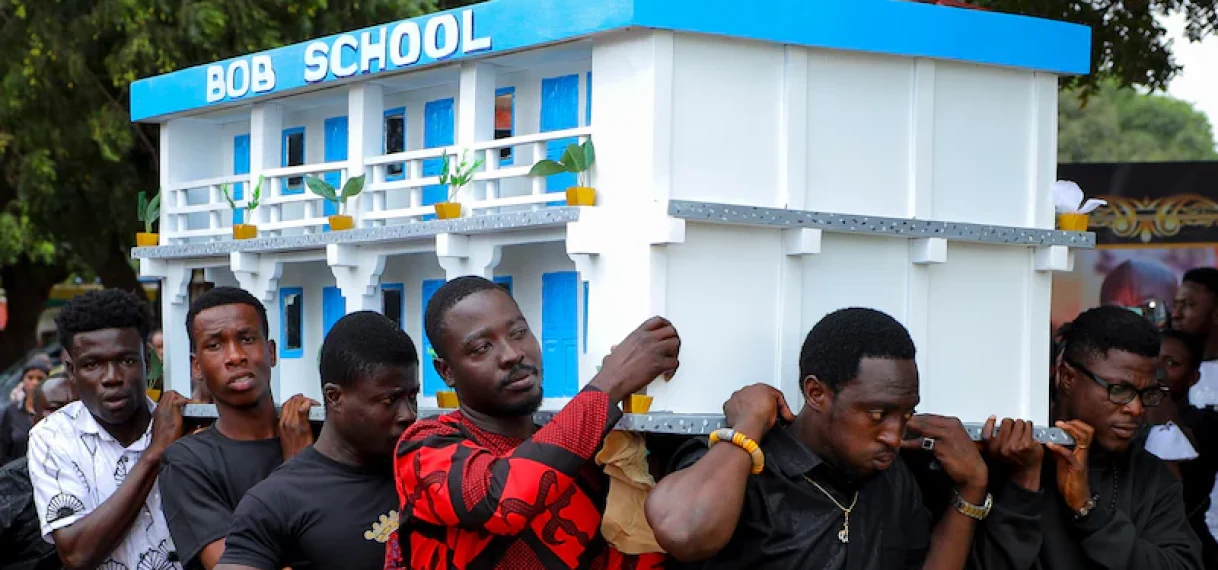 In Ghana kun je begraven worden in een enorme colafles of roze vis: ‘Je vergeet even dat er een dode in ligt’