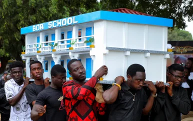 In Ghana kun je begraven worden in een enorme colafles of roze vis: ‘Je vergeet even dat er een dode in ligt’
