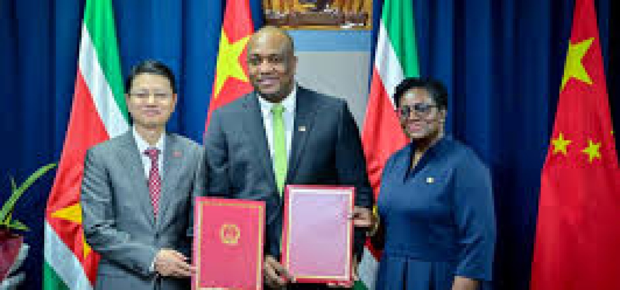 Suriname en China versterken samenwerking met schuldvermindering en nieuwe schenking voor ontwikkelingsprojecten