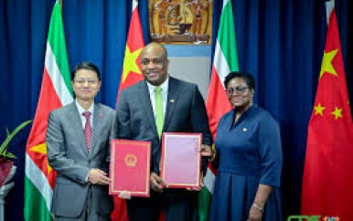 Suriname en China versterken samenwerking met schuldvermindering en nieuwe schenking voor ontwikkelingsprojecten
