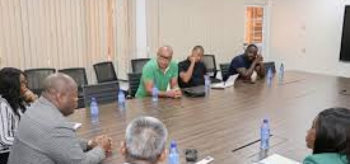 Overleg ministerie van Binnenlandse Zaken en Surinaamse Voetbalbond over paspoortzaken Nationaal Elftal