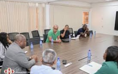 Overleg ministerie van Binnenlandse Zaken en Surinaamse Voetbalbond over paspoortzaken Nationaal Elftal
